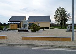Mairie et monument aux morts d'Auriac (Pyrénées-Atlantiques)